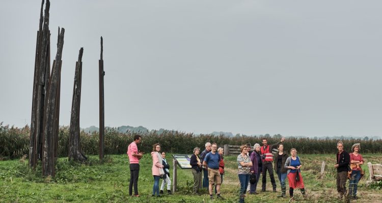 Beheerder in rood hesje