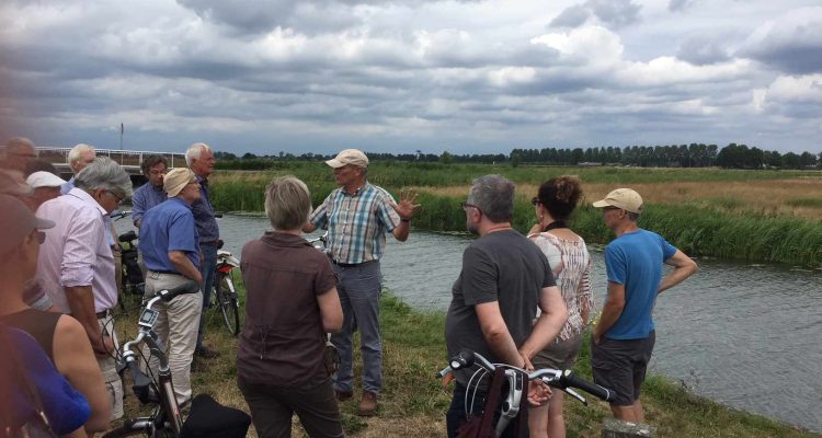 Driek Enserink (met pet en handen wijd) (2)