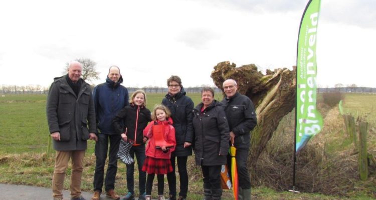 De overhandiging van de laarzen voor het 100e certificaat aan een afvaardiging van de vijf huishoudens. V.l.n.r. Kees de Ruiter, Maarten, Vera en Lisan Schutyser, Susan Gabriels, Joke van Oostrum, Driek Enserink