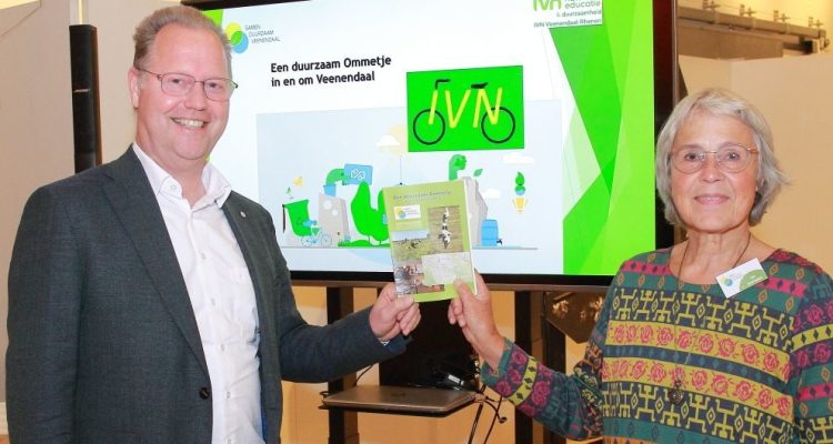 mt-Wethouder-Engbert-Strooboscher-neem-het-1e-exemplaar-van-het-fietsgidsje-Een-Duurzaam-Ommetje-in-ontvangst-van-Ida-Marsman-e1639056539800
