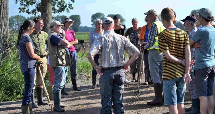 vrijwilligers verspreiden maaisel-lr